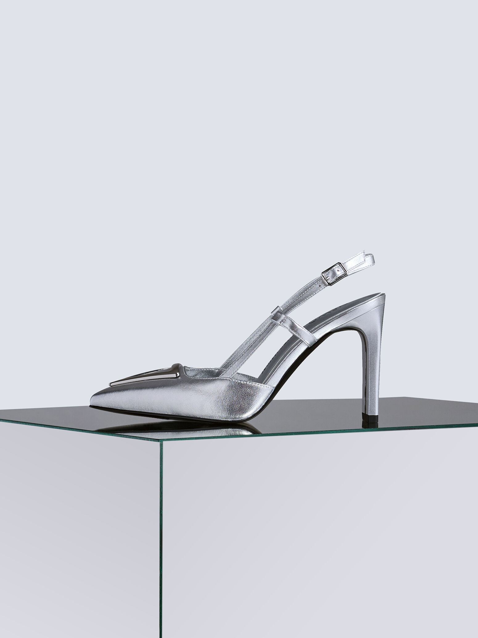 Acquista subito i tuoi prodotti NEWD Scarpe con cinturino e Decollete online